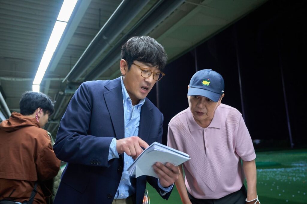 ハ・ジョンウが日本の観客に向け「ミテネ！」『ロビー！　4000億円を懸けた仁義なき18ホール』動画メッセージ＆オフィシャルインタビュー｜最新の映画ニュースならMOVIE WALKER PRESS
