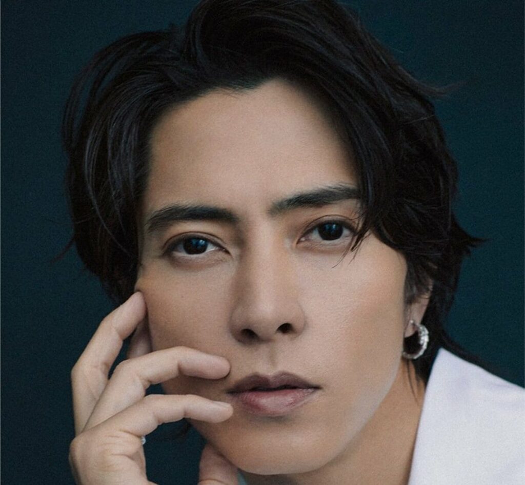 山下智久 冬の日常ショットが映画のワンシーン!「オーラ凄い」「実在するのか疑うレベル」「偶然にすれ違いたい」と驚きの声 1か月あたりのファッション&美容費用についても解説 | LIMO 山下智久 冬の日常ショットが映画のワンシーン!「オーラ凄い」「実在するのか疑うレベル」「偶然にすれ違いたい」と驚きの声 1か月あたりのファッション&美容費用についても解説 | LIMO