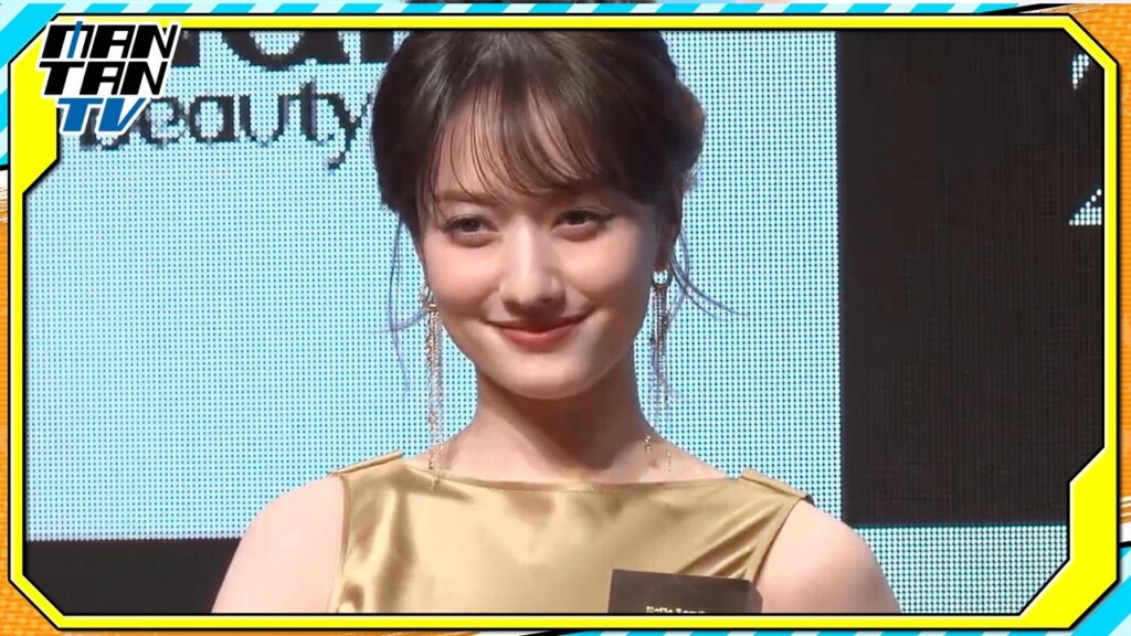 谷まりあ、ゴールド系ノースリーブドレスで美肌見せ　「目からキラキラした1年に」　「Beauty of the year 2026」アイ部門受賞
