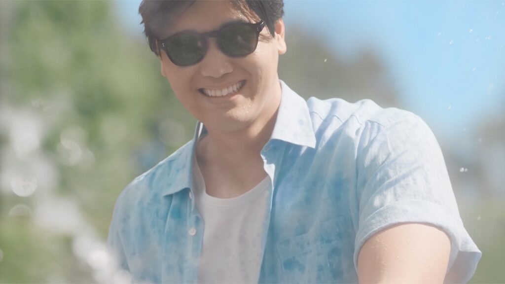 大谷翔平選手、サングラス姿で豪快に水撒き！　コーセー 雪肌精新CM「雪肌精のタフ膜UV」編＋メーキング