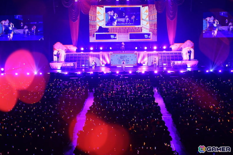 ブラスバンド、ダンサー、バンドによる演奏・演出で「学マス」の音楽を幅広く堪能できた「初星音楽祭」DAY1レポートの画像