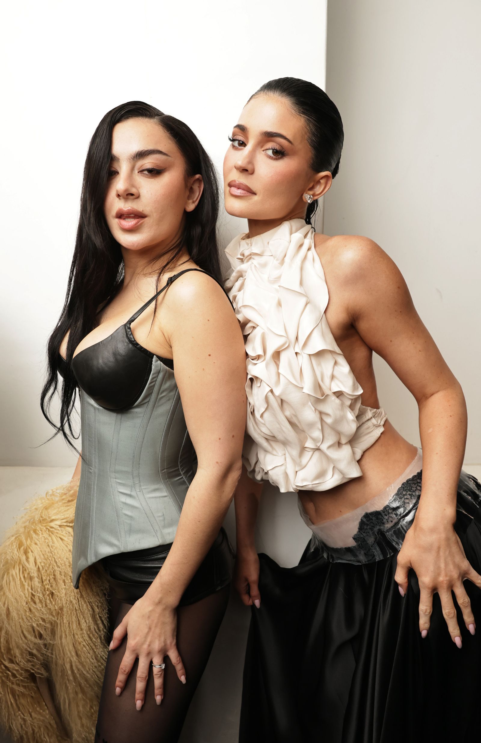 チャーリーXCX、カイリー・ジェンナー、ロサンゼルスプレミア、マルジェラCharli xcx  and Kylie Jenner seen at the Premiere of A24's The Moment at Fine Arts...