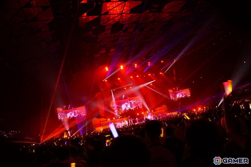 ブラスバンド、ダンサー、バンドによる演奏・演出で「学マス」の音楽を幅広く堪能できた「初星音楽祭」DAY1レポートの画像