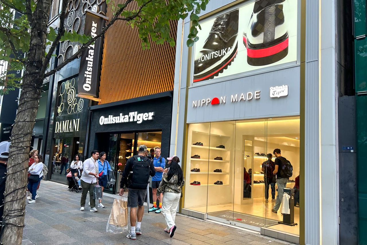 多くの訪日客が訪れる銀座店=2025年10月19日(佐藤隼秀撮影)
