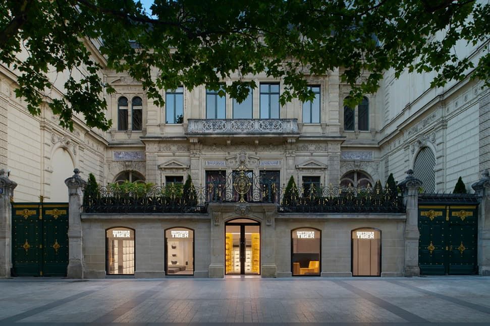 パリ・シャンゼリゼ通りの旗艦店(アシックス提供)