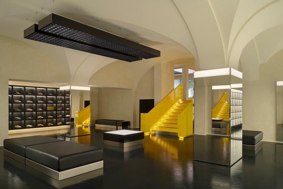 パリ旗艦店の店内(アシックス提供)