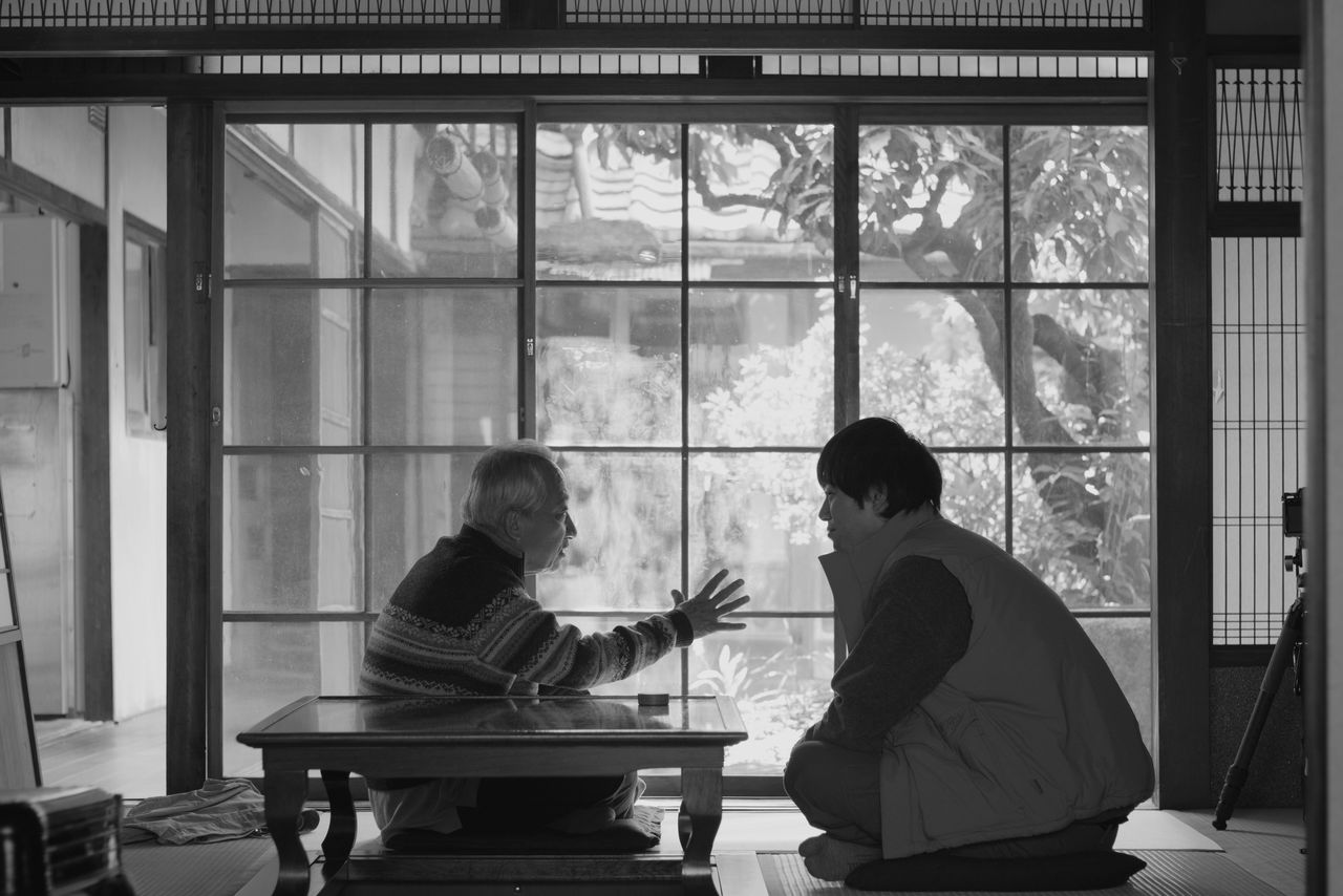 映画『道行き』。主人公の駒井（渡辺大知＝右）と古民家の元持ち主・梅本（桐竹勘十郎）　©2025 ぴあ、ホリプロ、日活、電通、博報堂、一般社団法人PFF