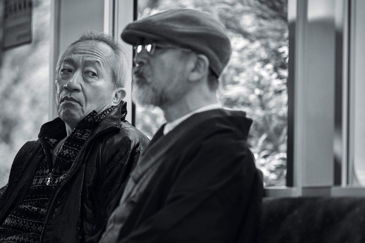 ユーモラスで優雅、自然体のたたずまいが唯一無二の魅力を放つ梅本役の桐竹勘十郎（左）。祖父役の細馬宏通はミュージシャンでもある異色の人間行動学者　©2025 ぴあ、ホリプロ、日活、電通、博報堂、一般社団法人PFF