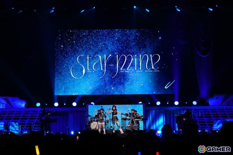 ブラスバンド、ダンサー、バンドによる演奏・演出で「学マス」の音楽を幅広く堪能できた「初星音楽祭」DAY1レポートの画像