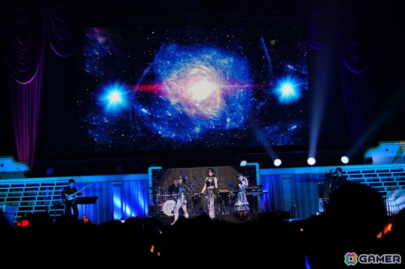 ブラスバンド、ダンサー、バンドによる演奏・演出で「学マス」の音楽を幅広く堪能できた「初星音楽祭」DAY1レポートの画像