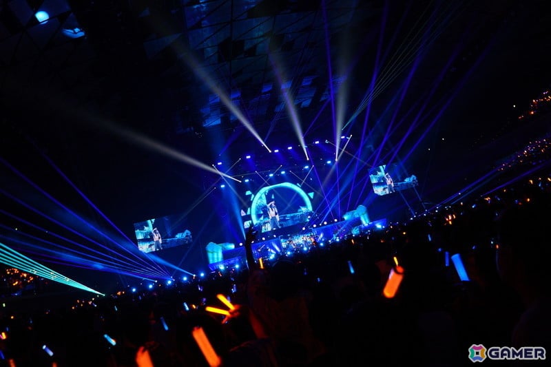 ブラスバンド、ダンサー、バンドによる演奏・演出で「学マス」の音楽を幅広く堪能できた「初星音楽祭」DAY1レポートの画像