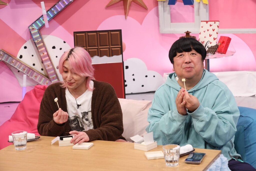 【バレンタインデー直前】最新チョコレートを紹介！ Snow Man・佐久間大介、希少なホワイトチョコに「この感じ味わったことないかも」と驚き - CanCam.jp（キャンキャン）