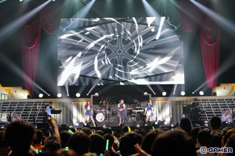 ブラスバンド、ダンサー、バンドによる演奏・演出で「学マス」の音楽を幅広く堪能できた「初星音楽祭」DAY1レポートの画像