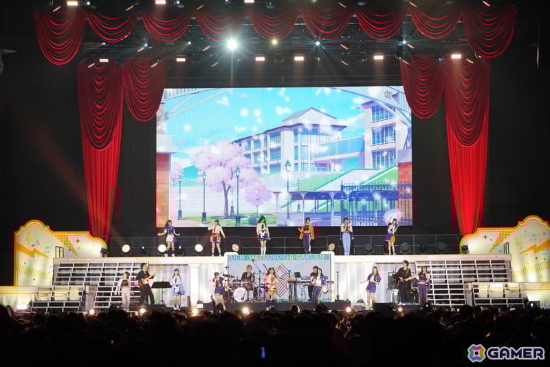 ブラスバンド、ダンサー、バンドによる演奏・演出で「学マス」の音楽を幅広く堪能できた「初星音楽祭」DAY1レポートの画像