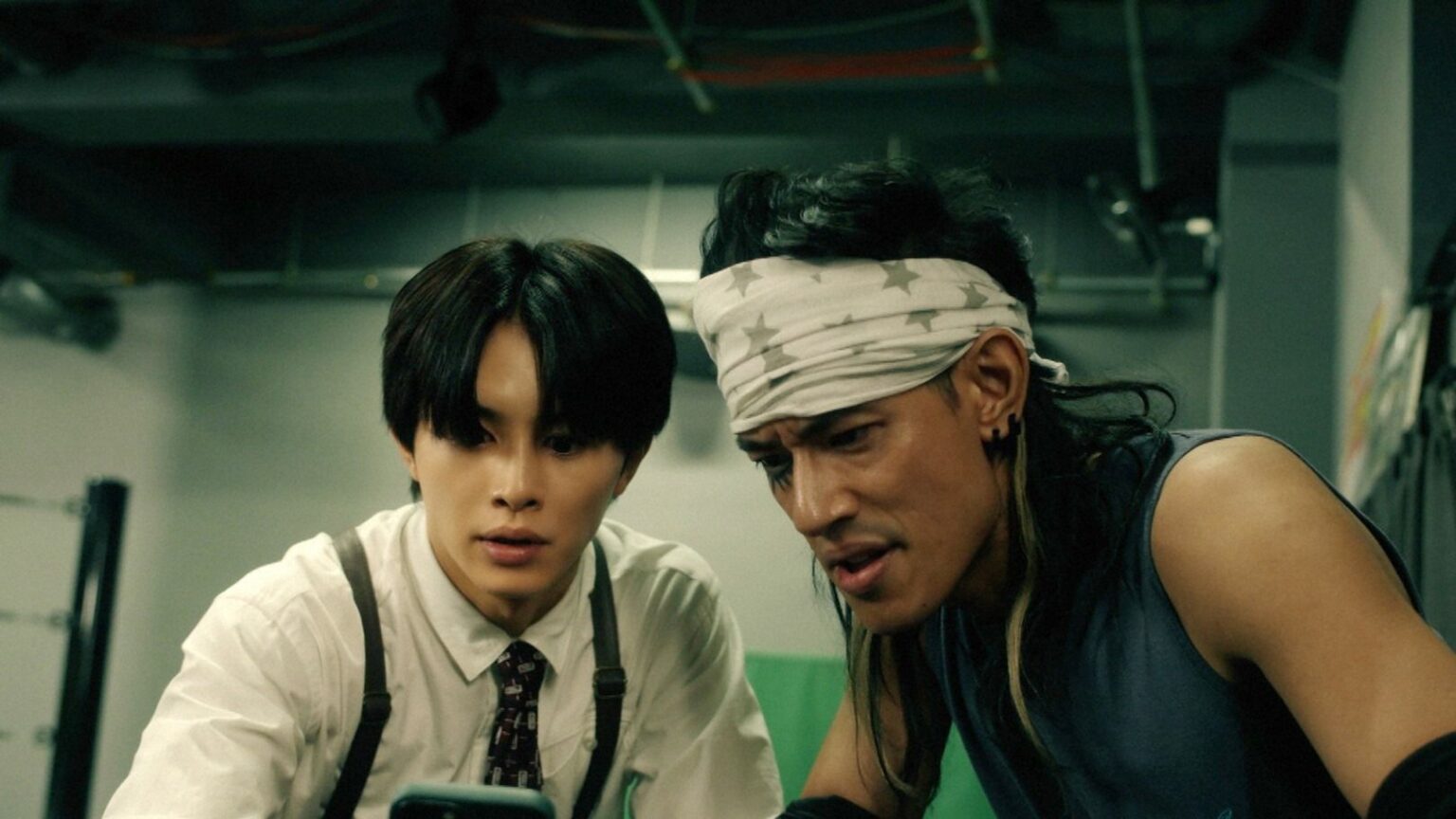 草川拓弥“月白”、足を撃たれてピンチに陥る姿にハラハラ<俺たちバッドバーバーズ> | Lemino ニュース first view