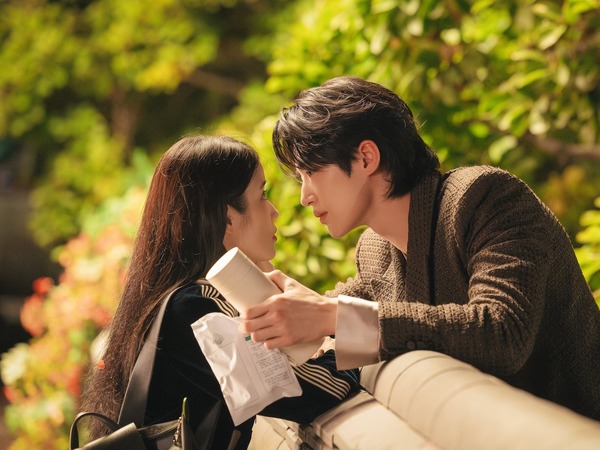 まるで本物の熱愛スクープ？『21世紀の大君夫人』IU×ビョン・ウソクの2ショット解禁！ | cinemacafe.net