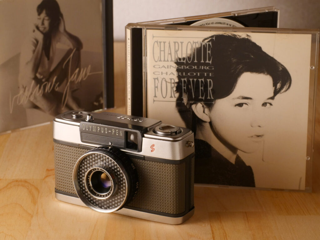 映画の中の、あのカメラ|17 ジェーンとシャルロット(2023) オリンパス ペンEES | ShaSha 映画の中の、あのカメラ|17 ジェーンとシャルロット(2023) オリンパス ペンEES