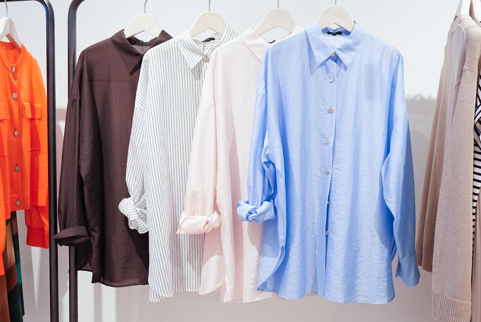 メタルボタンシャツ 8,990円 ※3月上旬発売予定