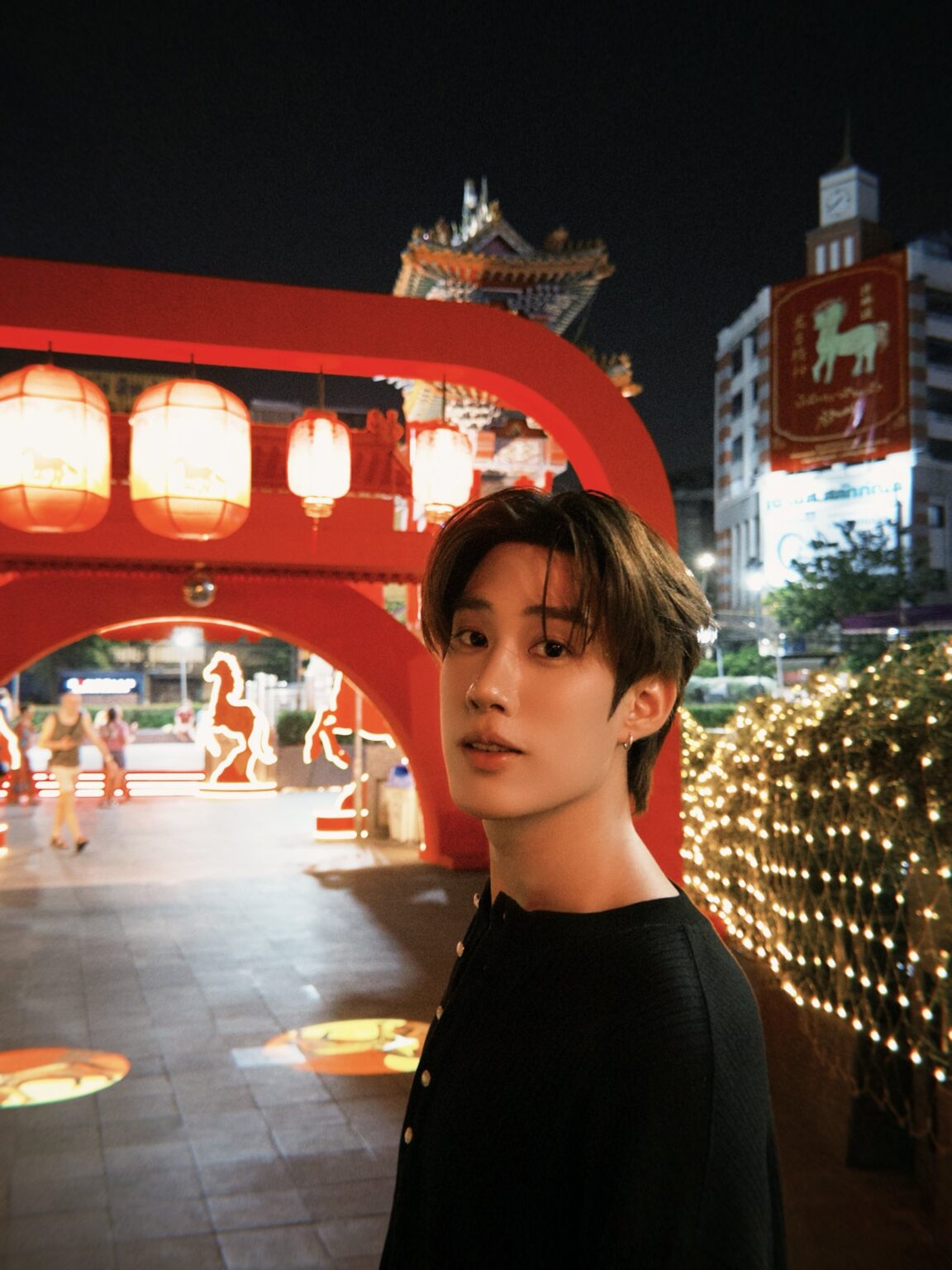 夜の街に舞い降りた至高の美。タイの人気俳優Tle(トル)が魅せる、旧正月の余韻を纏ったドラマチックな横顔に視線釘付け!【タイ俳優】 – タイナウ! Thainow タイナウ! Thainow