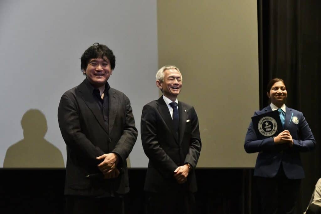 映画『五十年目の俺たちの旅』ギネス認定(左から)志賀司氏、和田哲哉氏、ギネス公式認定員の寅巴里アイニ氏