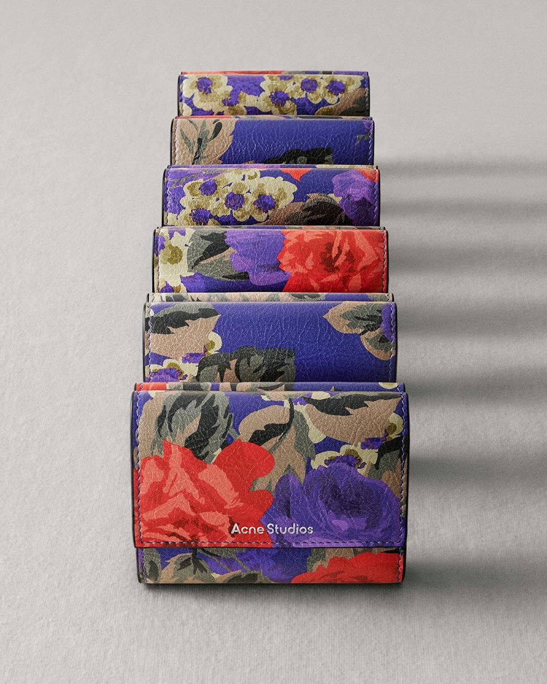 3つ折りレザーウォレット(フローラルプリント) 68,200円 サイズ：7.5×9.7×3.cm