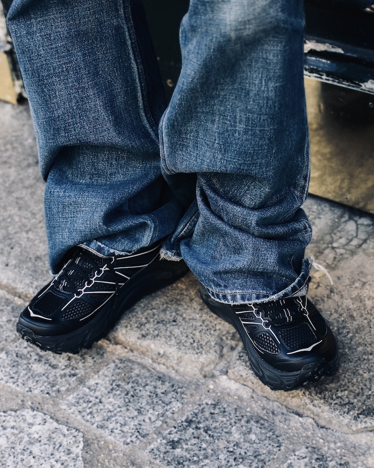 パリでのファッションの祭典で、多くのひとの足元にはホカの新作が。都市型ライフスタイルの新たなスタンダードに注目です。 | news | HOUYHNHNM（フイナム）