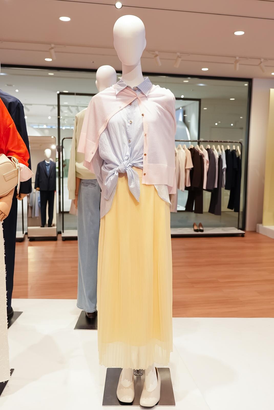 プラステ26年春夏“きれいめカジュアル”ウェア、パステル色シアーシャツ＆やわらかデニムパンツ | 写真