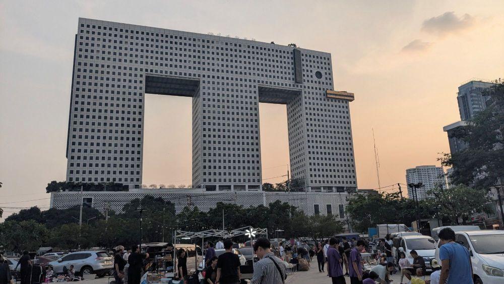 なんともすっとぼけた顔をしているエレファントタワー