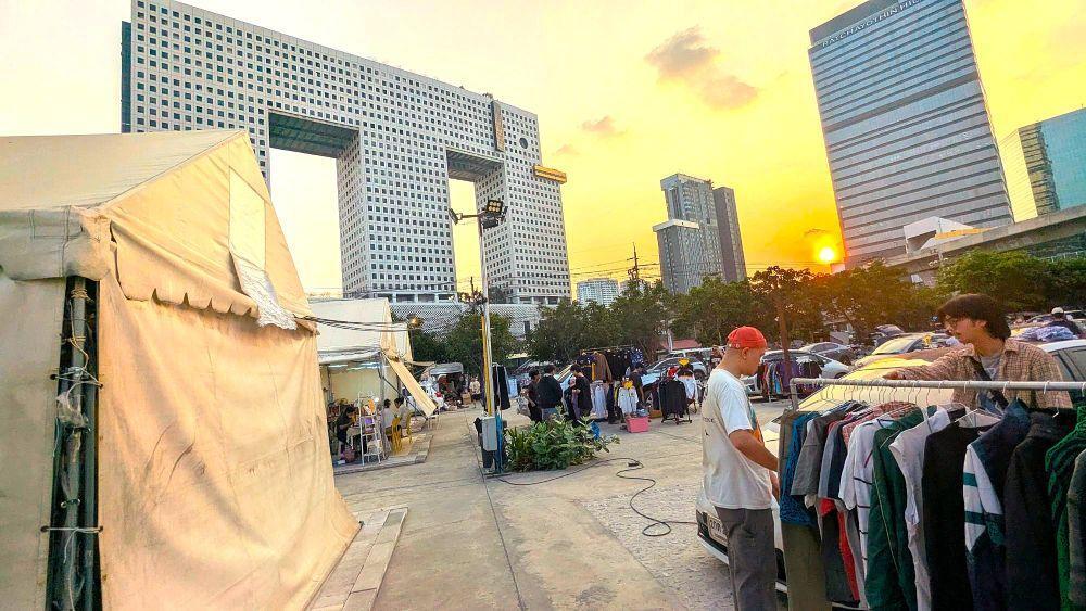 夕日がすっとぼけた顔のエレファントタワーを染める