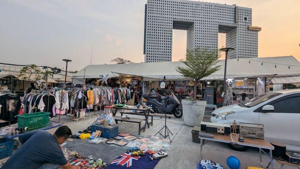 クラシカルなラジカセや、日本のパトカーのおもちゃも！