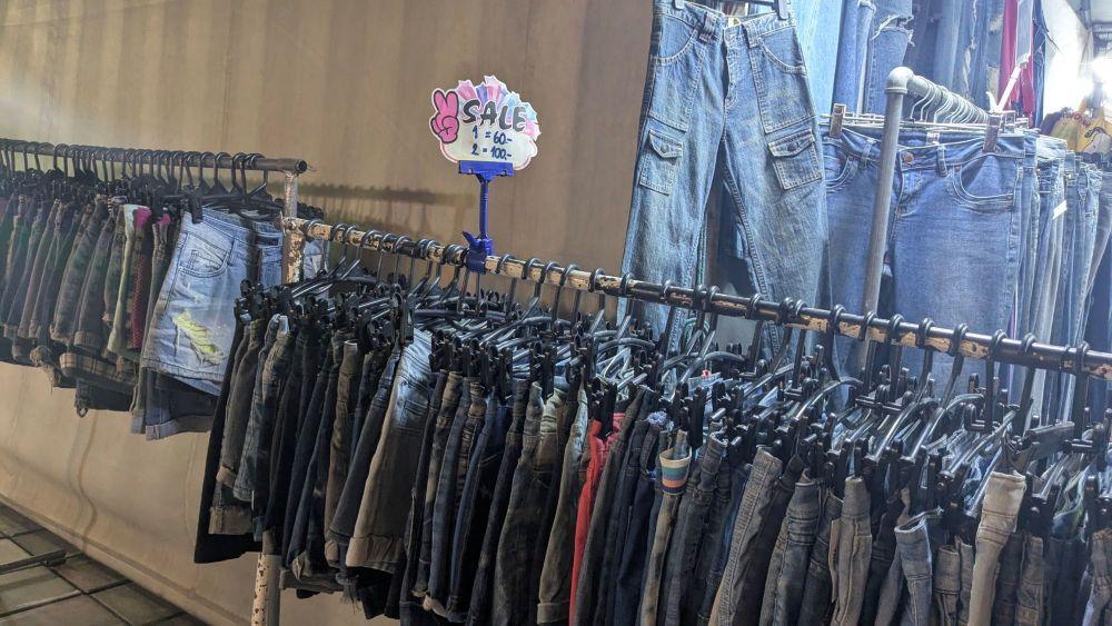 ショートパンツのデニムを2着で100バーツ