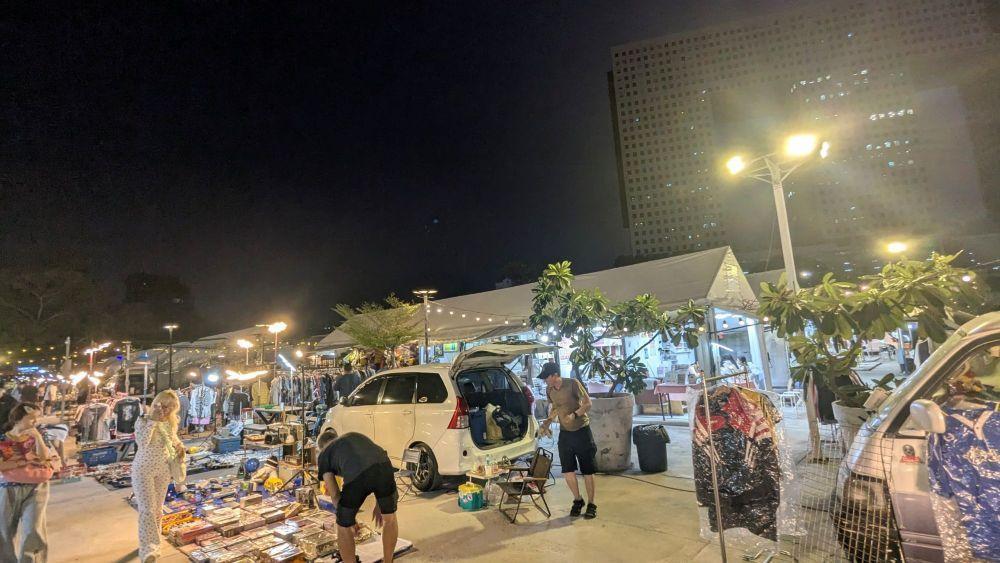 19時30分ごろ大半の店がオープン！