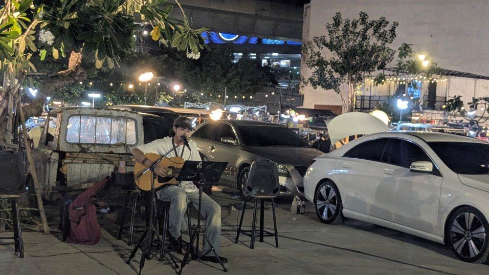 ストリートミュージシャンが、マーケットを盛り上げる