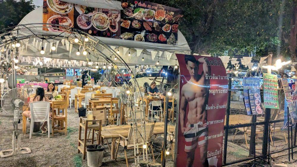 ムキムキマッチョ看板が目印のムーガタ屋（タイ風焼肉）もある