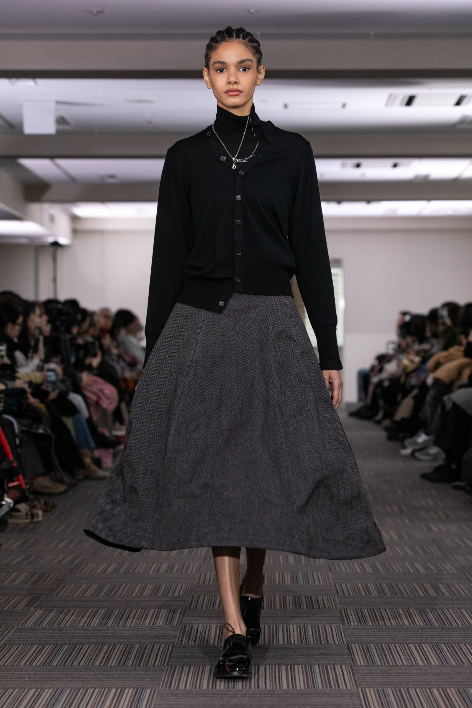 ピリングス、リアルとファンタジーのあいだで紡がれる“日常のドレスアップ”【202627年秋冬 東京コレクション】