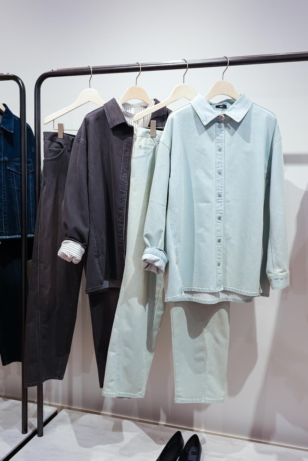 デニムシャツジャケット 14,000円、サイドシームテーパードジーンズ 9,990円