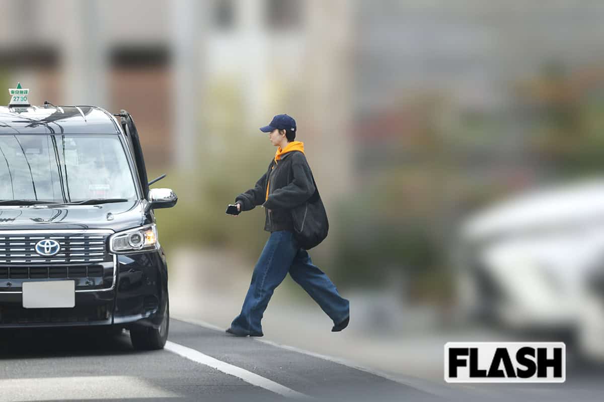 竹内涼真の自宅からタクシーに乗り込む土居志央梨(写真・伊藤 修)