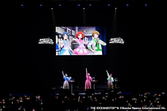 『アイマス ディアリースターズ』17年振りに3人のキャストが勢ぞろいしたファンミーティング"Dearly, Dearly MEETING !!!"リポート。一般公募された質問に答えるトークやライブパートも