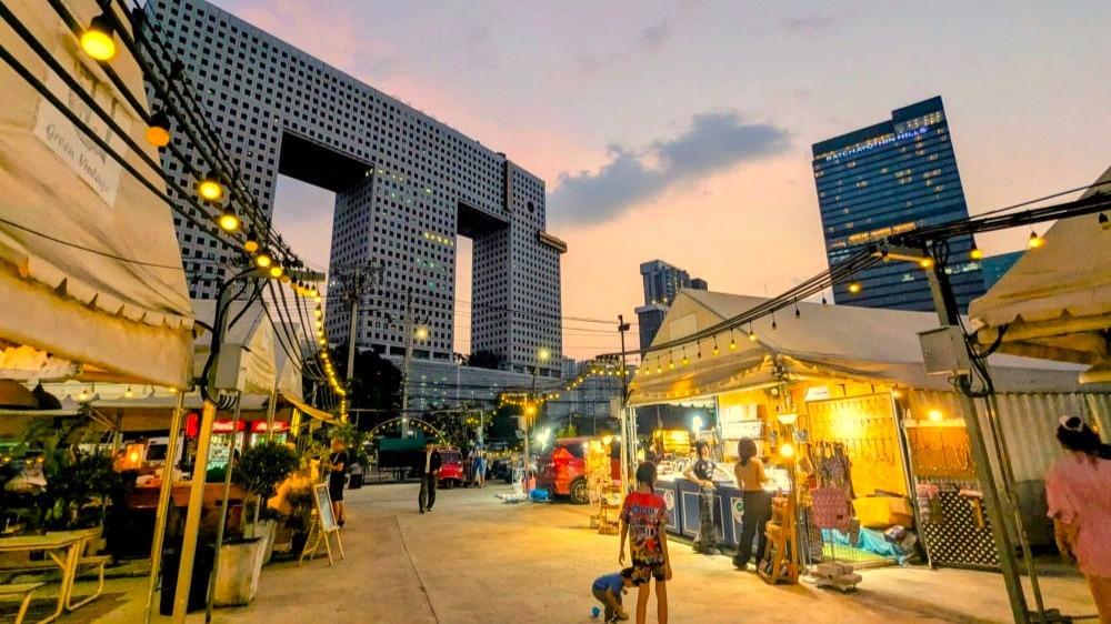 映画『（LOVE SONG）』ロケ地・バンコクローカルナイトマーケット「グリーンビンテージ」が楽しい（タイ旅行ライター吉田彩緒莉） - エキスパート - Yahoo!ニュース