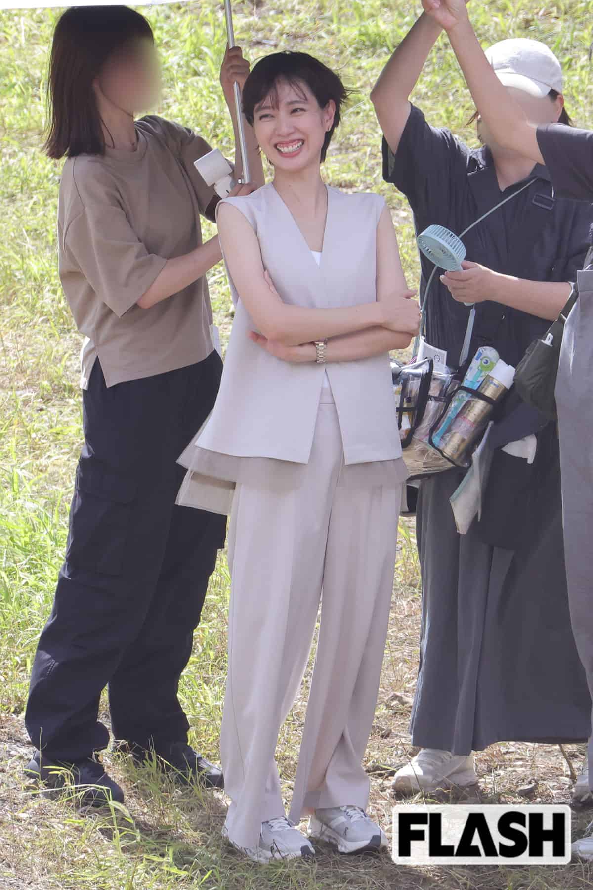 戸田恵梨香、“エリマキトカゲ”風ドレスを着こなす圧巻の美貌にファンも驚き…産後も変わらぬ抜群スタイル