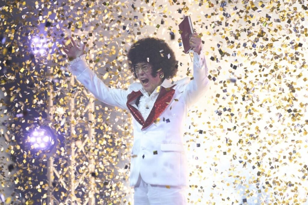 アフロヘアの唐沢寿明と笑顔の裏に潜む狂気とは？『ミステリー・アリーナ』不穏な場面写真｜最新の映画ニュースならMOVIE WALKER PRESS