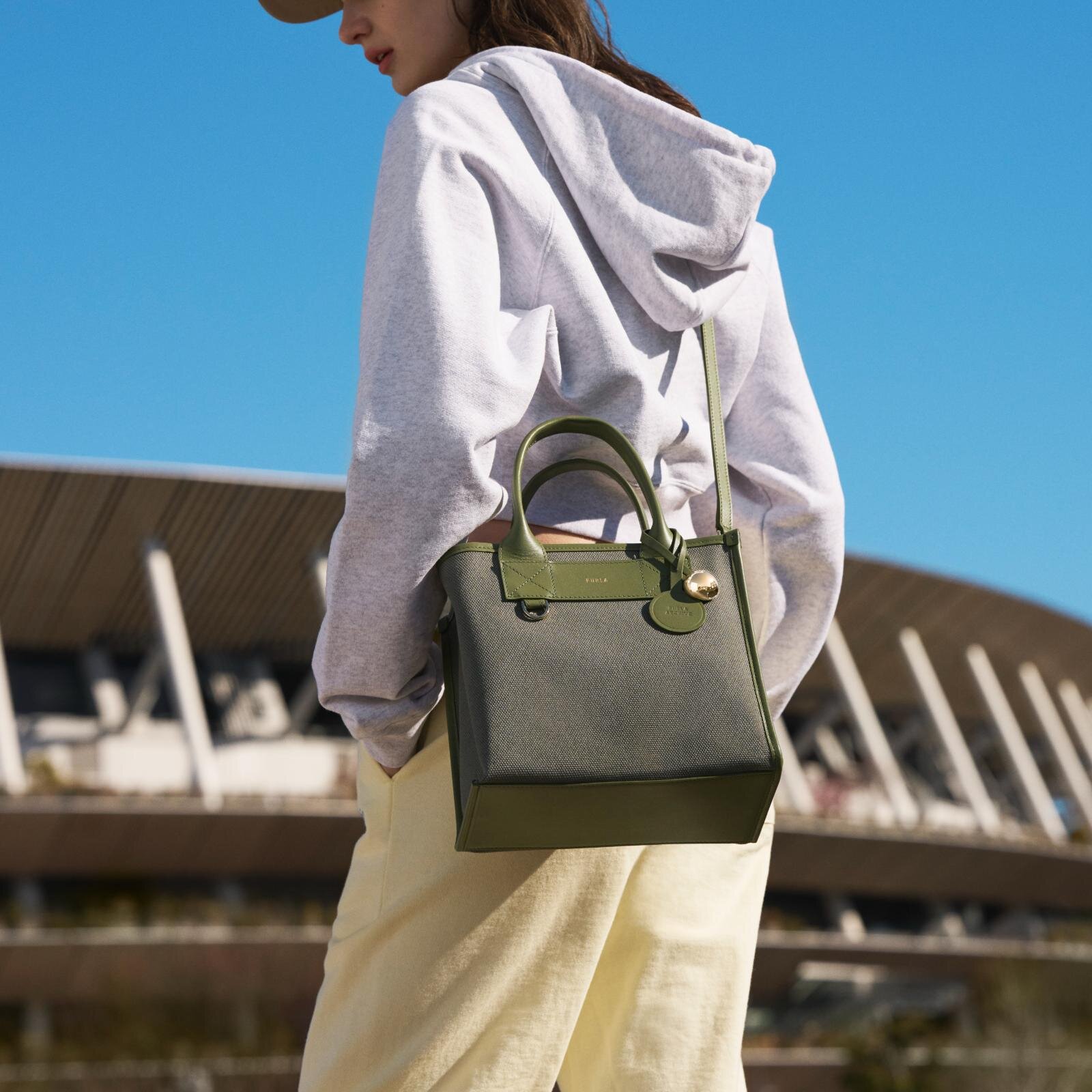 フルラ「ディバイド イット」“斜め仕切り”の新作トートバッグ、ピンクやブルーのパステルカラーで | 写真