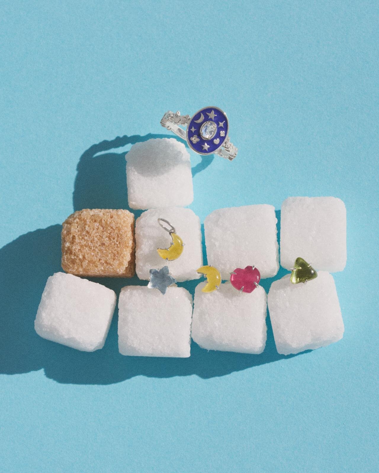 シルバーラブラドライトリング 23,100円、シルバーサファイヤムーンチャーム 16,500円、ピアス(シングル) 11,000円～13,200円