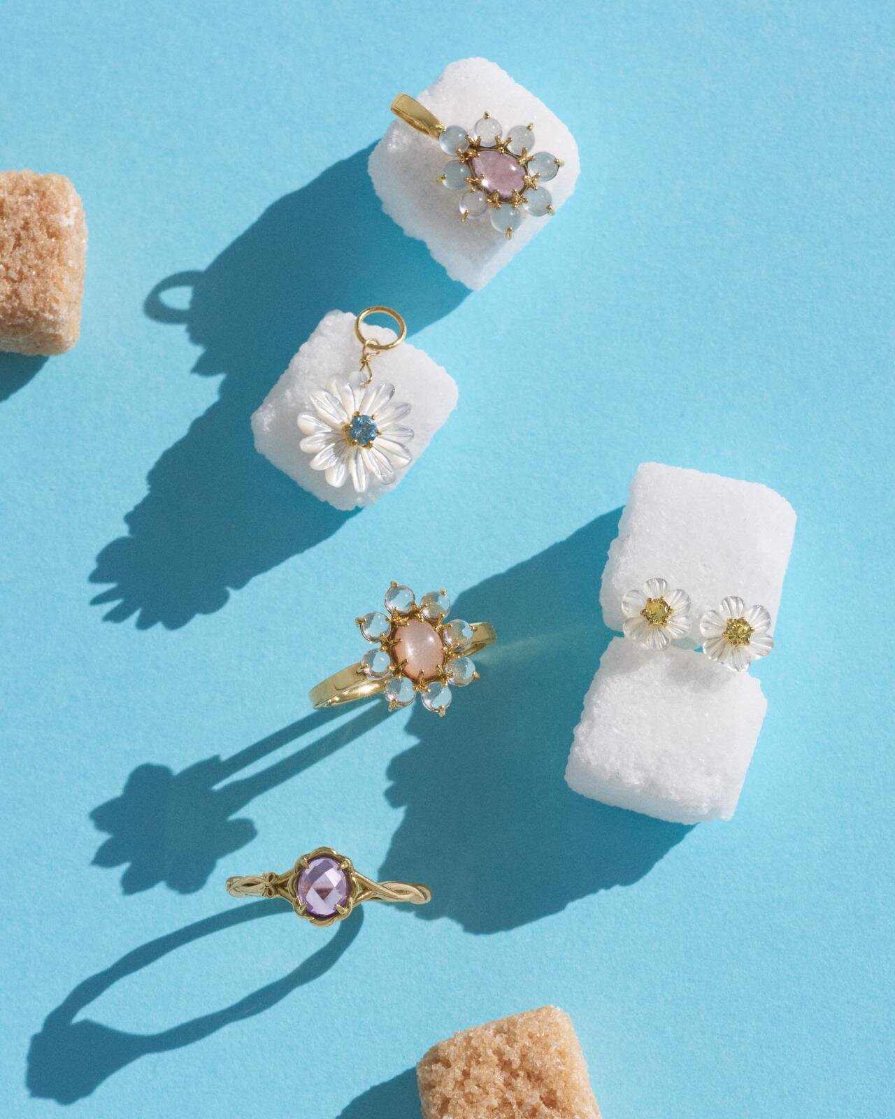 ゴールドアメジスト／アクアマリンチャーム 25,300円、ゴールドシェルチャーム 22,000円、ゴールドシェルピアス 25,300円、ゴールドサンストーン／クォーツリング 29,700円、 ゴールドアメジストリング 22,000円