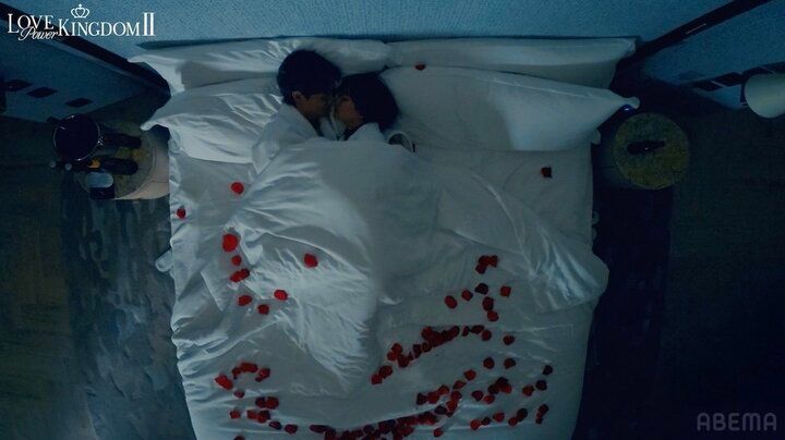 【写真・画像】元AKB、犬系年下俳優とベッドイン！何度もキスを重ね…「大丈夫!?これ」「全部位にキスしてる」スタジオ騒然 3枚目