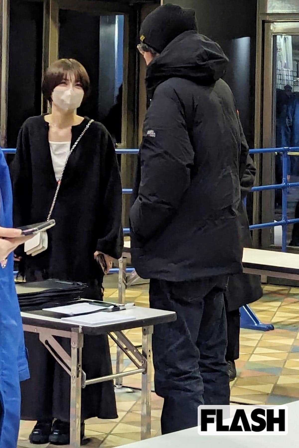 2023年のクリスマス、東京ドームでおこなわれたSexyZoneのクリスマスライブに向かう浜辺美波と黒づくめの男性（写真・吉田 豊）