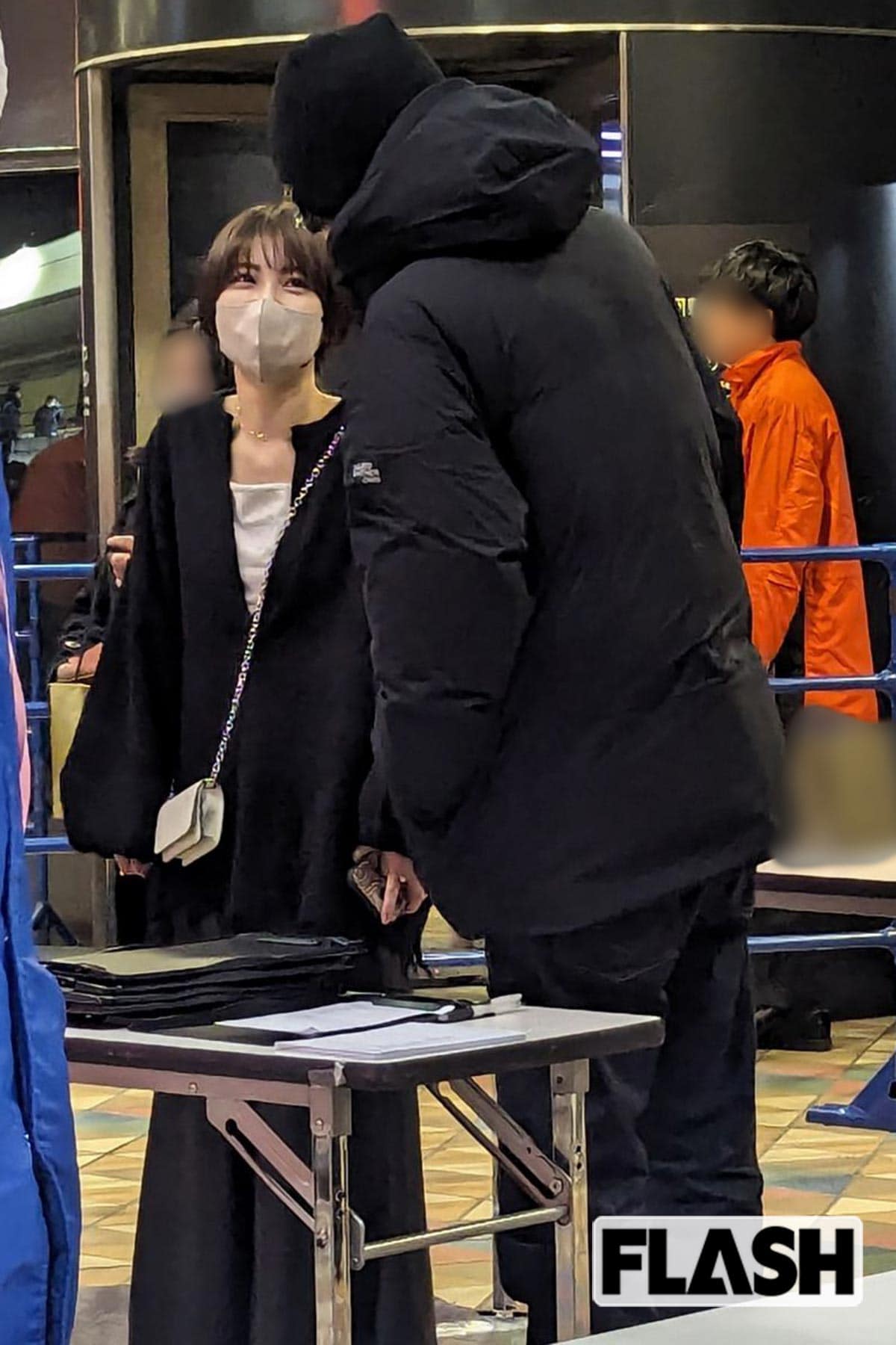 黒づくめの男性と談笑する浜辺美波（写真・吉田 豊）