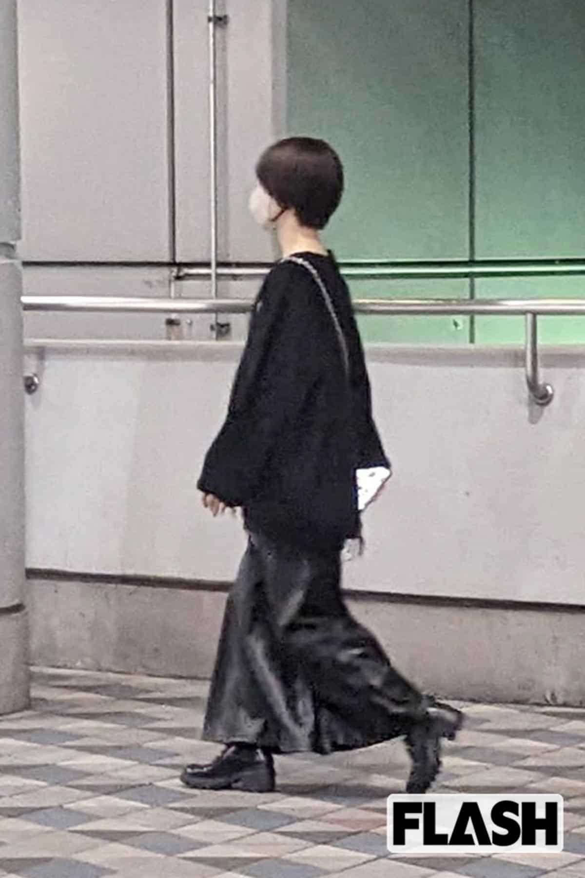 クリスマス当日、東京ドームの周辺を歩く浜辺美波（写真・吉田 豊）