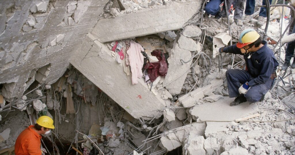 「南海トラフ巨大地震」で人間の「闇」がむき出しに…1本のペットボトルの水で一触即発の「世紀末状態」をどう生き残るかという究極の問い（渡邉 寧久） | 現代ビジネス | 講談社