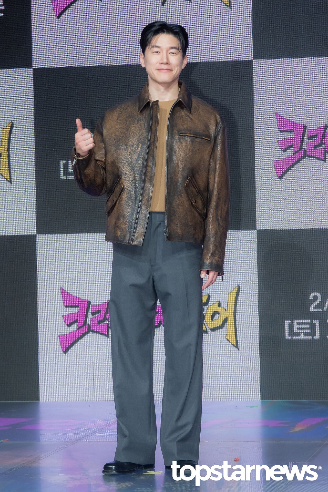 キム・ムヨルは、『鉄槌教師』で主演を務める